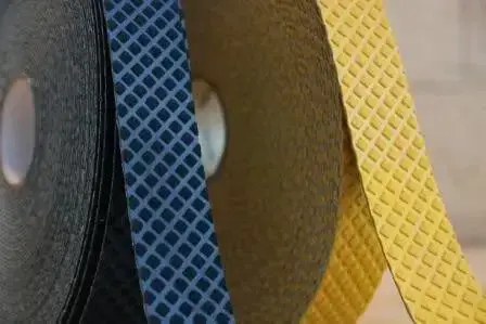 פסים מודבקים למניעת החלקה במדרגות