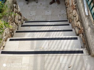 פס מודבק למניעת החלקה במדרגות