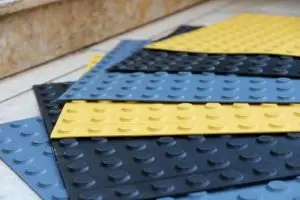 משטחי האזהרה הצבעוניים: משטחי אזהרה מישושיים לנגישות