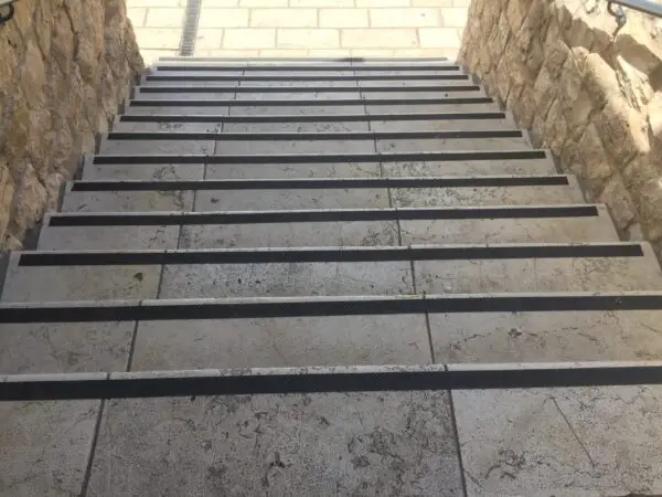 מניעת החלקה במדרגות באמצעות פסים נגד החלקה