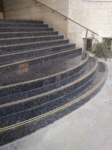 פסים למניעת החלקה במדרגות