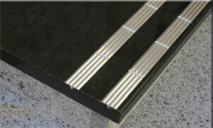 פסים למניעת החלקה במדרגות