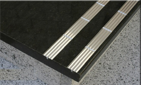 פסים למניעת החלקה במדרגות