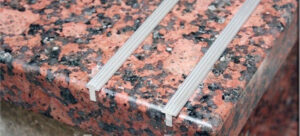 פסים למניעת החלקה במדרגות