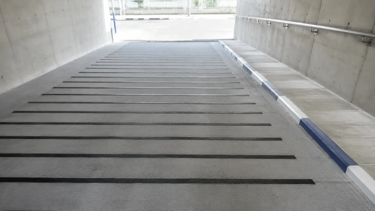 חניון תת קרקעי ורמפה: בטון מוחלק שנוצר כך במכוון